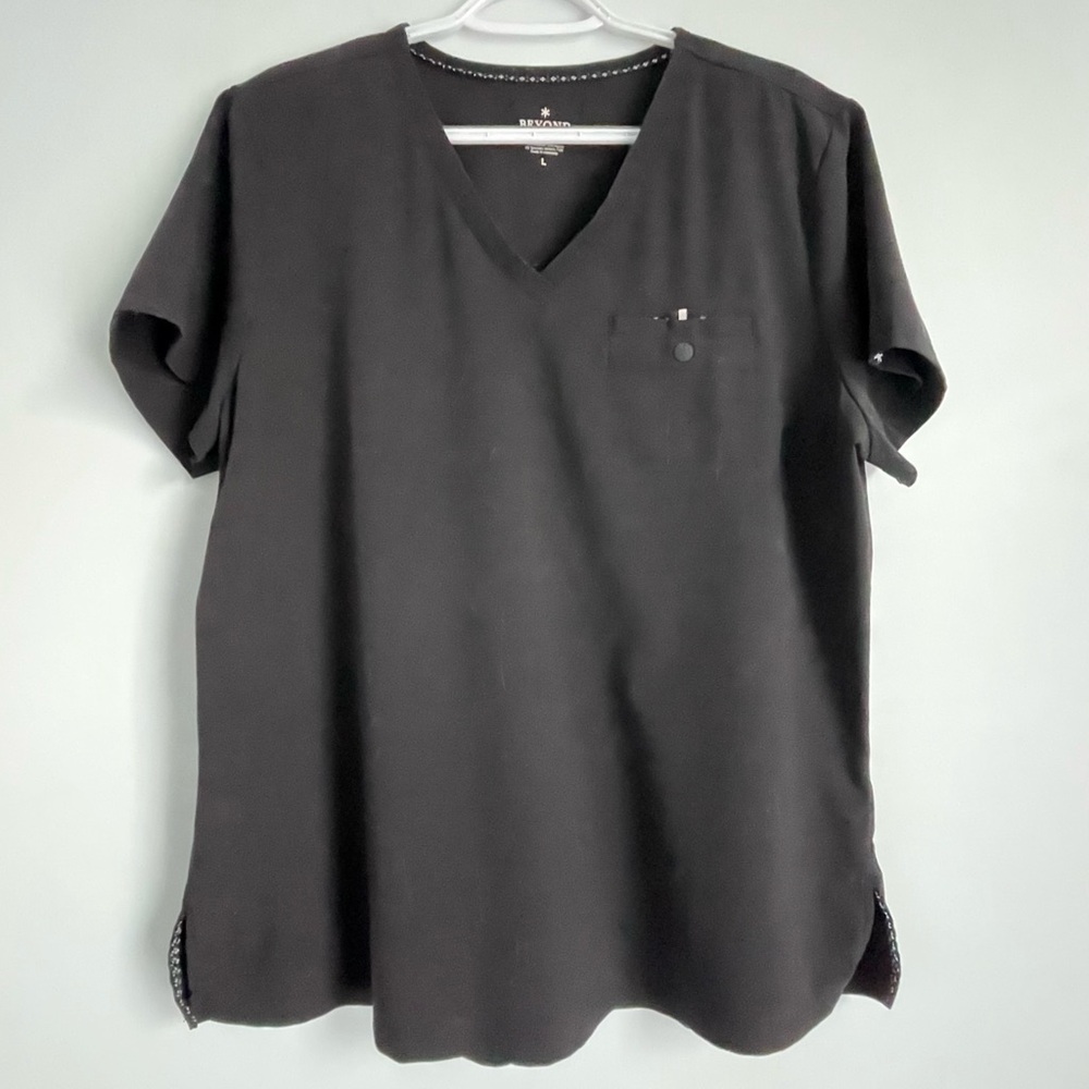 Beyond Scrubs Black Short Sleeve V-Neck Scrub Top Size L